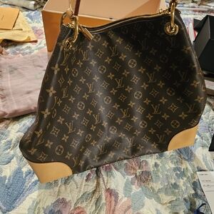 Authentic Louis Vuitton Berri MM – Excellent Condition + Stprage Bag + Gift Box